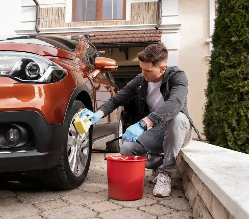 Lavage auto à domicile Saint-Étienne-de-Mer-Morte : professionnel intervenant sur un véhicule